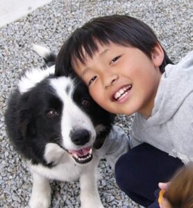 子どもと犬の絆